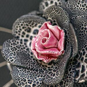 Christine DEBONNAIRE - Bijou fleur rose et dentelle